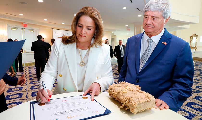Luciana de la Fuente firmando un documento