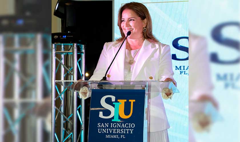 Luciana de la Fuente dirigiéndose a los asistentes de la ceremonia de SIU