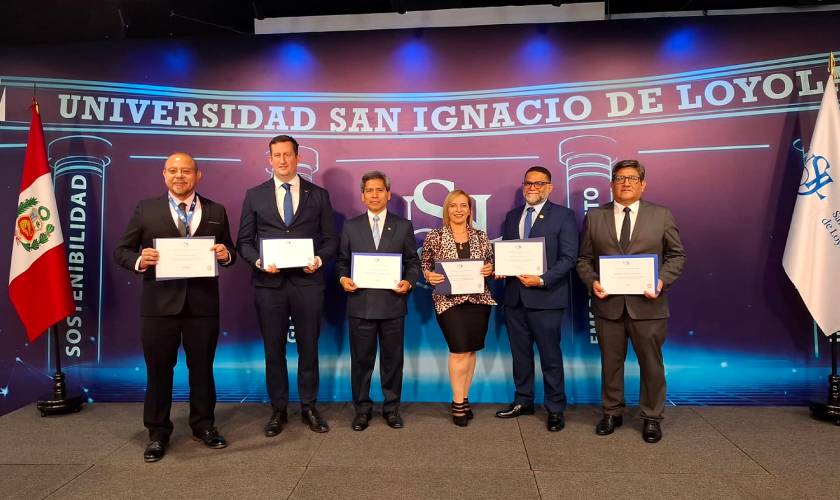 Docentes de USIL recibiendo diplomas de reconocimiento