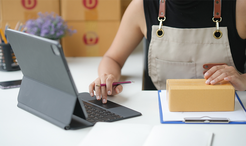 Emprendedor calculando sus cuentas