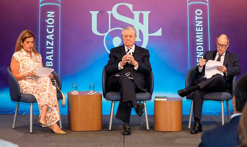 autoridades en presentación del libro