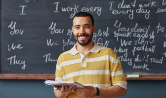 Profesor de inglés sosteniendo un cuaderno