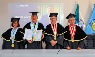 Raúl Diez Canseco recibe el doctorado honoris causa de la Universidad Hermilio Valdizán