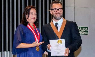 Lucía del Pilar Ledesma Martínez entregando diploma a Jean Paul Kaiser