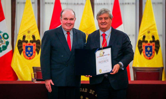 Raúl Diez Canseco recibe la Medalla Ciudad de Lima