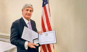Raúl Diez Canseco recibe la Moneda del Capitolio de Estados Unidos por su liderazgo educativo