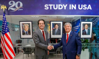 Embajador de EE. UU. insta a jóvenes a liderar el futuro del Perú en inicio académico de la USIL