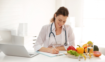Nutricionista tomando apuntes