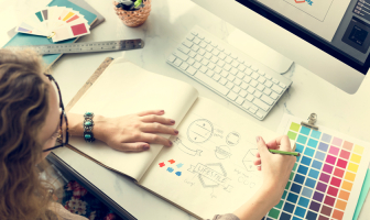 Artista dibujando en un cuaderno