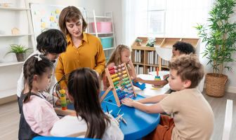 Profesora enseñando a contar con cuentas a sus alumnos
