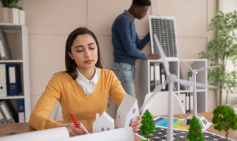 Estudiante de Ingeniería Ambiental trabajando en una maqueta