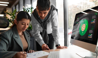 Equipo de trabajo revisando documentos