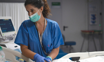 Enfermera atendiendo a un paciente