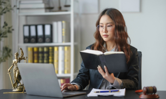 Estudiante de derecho a distancia
