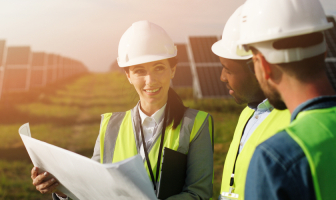 Ingenieros ambientales trabajando en implementación de paneles de energía renovable