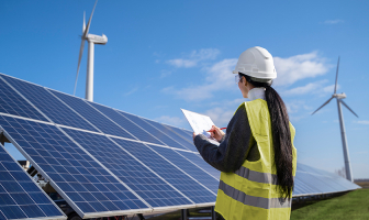 Ingeniera ambiental analizando la instalación de paneles solares
