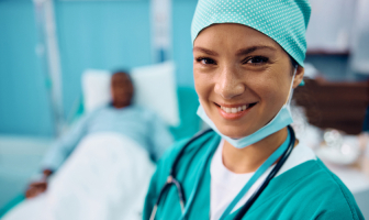 Enfermera atendiendo a un paciente