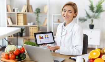 Nutricionista sosteniendo una tablet con datos estadísticos