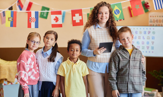 Profesora de inicial junto a sus alumnos