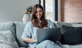Mujer estudiando bajo la modalidad para gente que trabaja