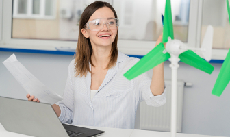 Estudiante trabajando en hélices de molinos eólicos