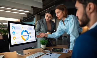 Estudiantes de la carrera Digital Business Management analizando datos digitales