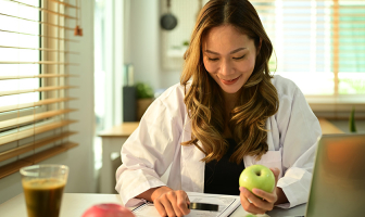 Nutricionista analizando una manzana verde