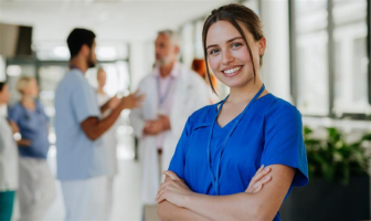 Enfermera delante de dos doctores conversando