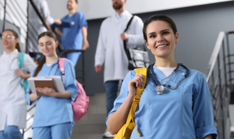 Estudiantes de Enfermería bajando las escaleras
