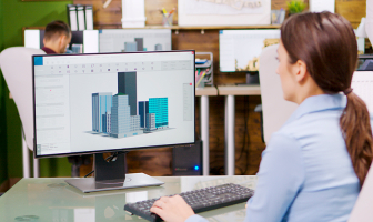 Ingeniera civil trabajando en un proyecto arquitectónico en una computadora