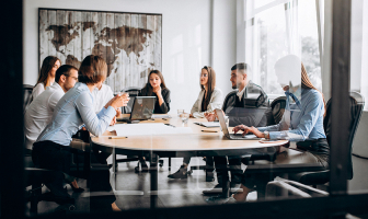 Ejecutivos participando de una reunión de trabajo