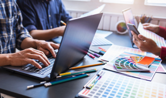 Diseñadores trabajando con un pantone de colores