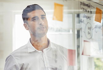 joven ejecutivo mirando hacia la pizarra