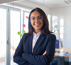joven mujer sonriente mirando hacia la cámara